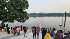 প্রতিদিন অনেক দর্শনার্থী এই দিঘিতে কুমির দেখতে আসেন