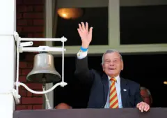 හැරල්ඩ් "ඩිකී" බර්ඩ් 1933 වසරේ අප්‍රේල් මස 19 වැනිදා උපත ලැබුවේය.
