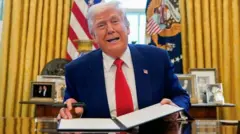 ዶናልድ ትራምፕ በትዕዛዙ ላይ ፊርማቸውን ሲያስቀምጡ