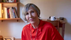 A escritora argentina Laura Ramos em seu escritório