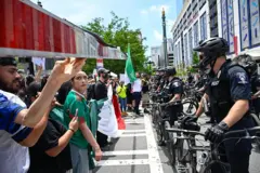 Miles de manifestantes inundan las calles de Charlotte, Carolina del Norte, en el Día de la Bandera, que también marca el 250 aniversario de los Estados Unidos. El Ejército protestará contra el expresidente Donald Trump
