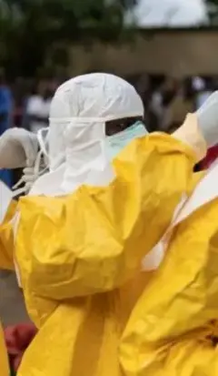 Uma pessoa usando roupas de proteção e máscara