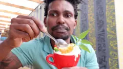 Aworan Tapiwa Guzha to mu kọpu  ice cream da ni