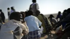 ኣብ ገማግም ባሕሪ ኮፍ ዝበሉ ስደተኛታት