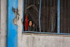 Mujer se refugia en una escuela de la agencia de la ONU para los Territorios Palestinos.