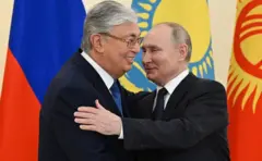 Токаев и Путин обнимаются