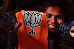 बीजेपी का झंडा लहराते लोग, किसी का चेहरा नज़र नहीं आ रहा है