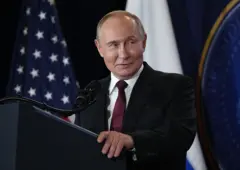 O presidente russo, Vladimir Putin, faz uma declaração durante uma entrevista coletiva