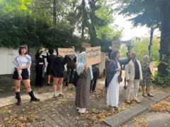 تجمع جمعی از فعالان افغانستانی مقابل سفارت ایران در برلین