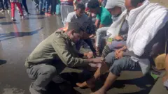 መንእሰያት ኣኽሱም ኣእጋር ኣጋይሽ ይሓጽቡ