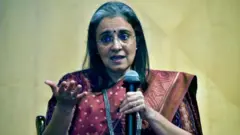 માધબી પુરી બુચ, સેબી, અદાણી, હિન્ડનબર્ગ, કથિત નાણાકીય ગેરરીતિ, લાભ, બીબીસી ગુજરાતી