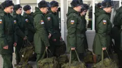 Призывники в сборном пункте военного комиссариата