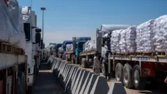 Los camiones con ayudas humanitarias no pueden traspasar la frontera. 