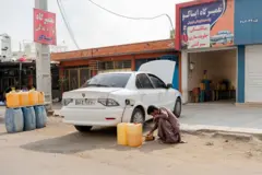 Hombre poniendo gasolina