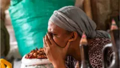 Dubartii dukkaana miyaa keessa harka fuularra keessee teessu