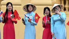 Putin'in ziyaretini geleneksel 'Ao Dai' elbiseleri ile bekleyen Vietnamlı kadınlar