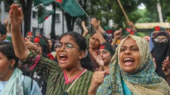 बांग्लादेश में आरक्षण के विरोध में आंदोलन तेज़ होता जा रहा है.