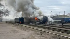 Два вагони на станції залізничній стоять в диму, один із них горить.