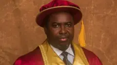 Ọjọgbọn Joash Amupitan wọ aṣọ tawọn ọjọgbọn nile ẹkọ fasiti maa n wọ 