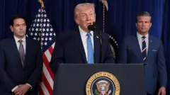 Prezydent USA Donald Trump przemawia w obecności sekretarza stanu Marco Rubio i sekretarza obrony Pete’a Hegsetha podczas konferencji prasowej po ataku USA na Wenezuelę, w którym pojmano prezydenta Nicolasa Maduro i jego żonę Cilię Flores. Konferencja odbyła się w klubie Trumpa Mar-a-Lago w Palm Beach na Florydzie,
