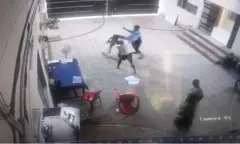 কারাগারের গেটে এক কারারক্ষীকে পেটাচ্ছে দুই বন্দি