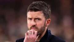 Michael Carrick sanye da bakar riga ya sa hannunsa a habarsa