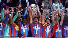 Победители турнира, игроки клуба «Кристал пэлас» с трофеем в руках