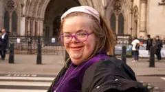Heidi Crowter mahkeme binasinin disinda