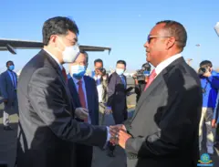 ቺን ጋንግ ናብ ኢትዮጵያ ኣብ ዝኣተወሉ ብኢትዮጵያዊ መዘናኡ ደመቀ መኮንን ኣቀባብላ እናተገብረሉ
