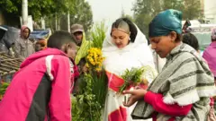 አዲስ አመትን ከሚያደምቁ መካከል አደይ አበባ አንዷ ስትሆን በርካቶችም ቤታቸውን ቄጤማ በመጨመር ያደምቁበታል።