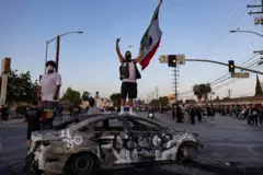 Manifestante com bandeira mexicana em Compton, Califórnia
