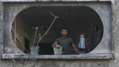 رجل وسيدة من داخل منزلهما المحطم - جباليا 