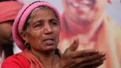 કુંભમેળામાં મૌની અમાવસ્યાના દિવસે નાસભાગ, શાહીસ્નાન, અન્ય બે સ્થળોએ પણ નાસભાગ, બીબીસી ગુજરાતી, બીબીસી ન્યૂઝ ગુજરાતી, 