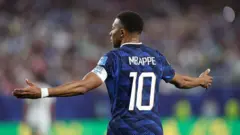 Mbappé con la camiseta de Francia y el número 10 en la espalda