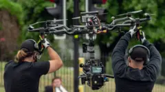 摄影师在拍摄《混沌少年时》期间操控无人机