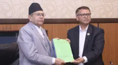 संसद भवन नयाँबानेश्वरको शङ्कर हलमा समितिको प्रतिवेदन सभामुख देवराज घिमिरेलाई बुझाउँदै समितिका संयोजक तथा कांग्रेस सांसद जीवन परियार 