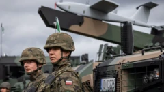 Soldados poloneses durante uma exposição de equipamentos militares.