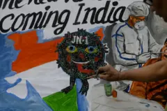 कोरोना के नए वैरिएंट जेएन.1 के प्रति जागरूकता लाने के लिए चित्र बनाता कलाकार