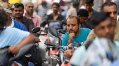 জ্বালানি তেলের জন্য ফিলিং স্টেশনের সামনে ঘণ্টার পর ঘণ্টা অপেক্ষা করছেন অনেকে 