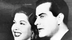 صورة تعود إلى منتصف الأربعينيات، تُظهر الممثل والمغني السوري فريد الأطرش مع الراقصة المصرية سامية جمال في القاهرة.