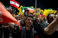 Manifestantes do Hezbollah, com cartazes e bandeiras do Líbano e do Irã