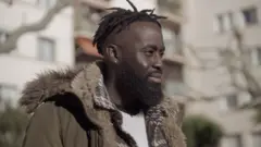 Menka ari mu Bafaransa ubu barondera kazoza iyo abavyeyi babo bamuka, muri Afrika.