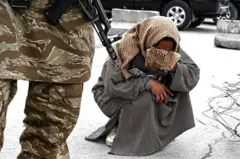 مادر عارف خان، یکی از قربانیان حمله به درمانگاه ترک اعتیاد، در مراسم تشییع جنازه دسته‌جمعی کشته شدگان در مسجد عیدگاه کابل که روز ۲۶ مارچ برگزار شد، شرکت کرد