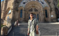 O bibliotecário Lucas Carrera em paisagem turística