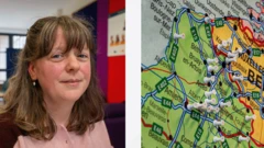 À esquerda, Alexia Clark, mulher com cabelos castanhos até os ombros, com uma blusa rosa e brincos. À direita, um mapa verde e laranja, que mostra a França e a Bélgica, com alfinetes marcando diversos lugares.