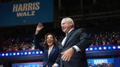 Tim Walz ao ladojogos da google para jogarKamala Harris.