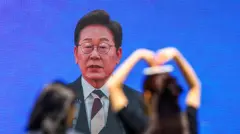 ဇွန်လ ၄ ရက် ကျမ်းကျိမ်ပွဲမှာ တိုက်ရိုက်ထုတ်လွှင့်မှုမှာ မြင်ရတဲ့ တောင်ကို ရီးယား သမ္မတ သစ် လီဂျေမြောင် 