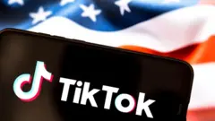 波打つ星条旗の上に「TikTok」とロゴマークと共に表示された端末が重なる、イメージ図