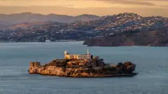 Alcatraz hapishanesinin bir adanın üzerinde yer alan binasını gösteren bir arşiv fotoğrafı.
