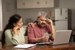 ਘਰ ਦਾ ਹਿਸਾਬ ਲਗਾ ਕੇ ਚਿੰਤਾ ਵਿੱਚ ਬੈਠਾ ਅਧਖੜ ਉਮਰ ਦਾ ਜੋੜਾ